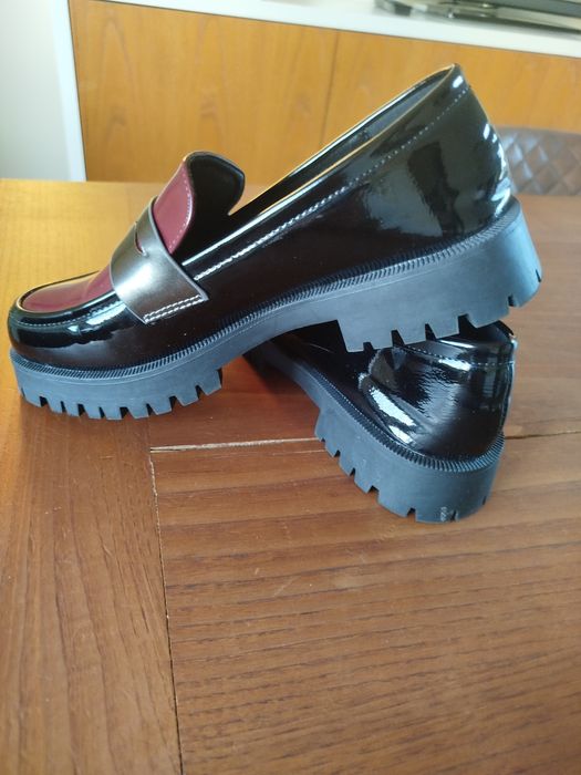 Sapatos de verniz