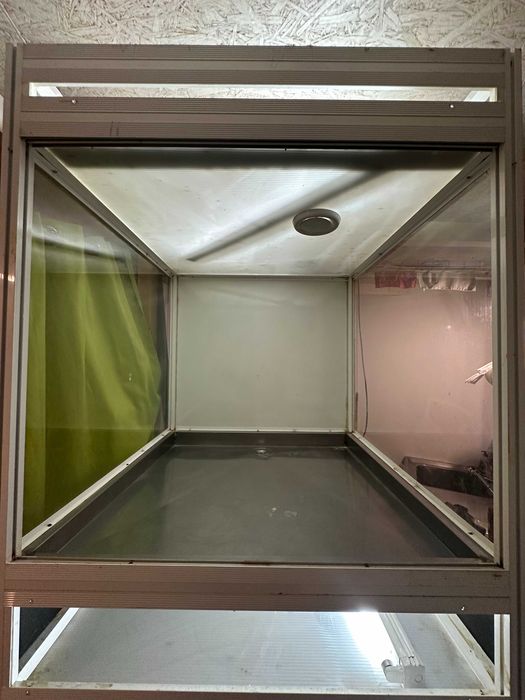Vitrine para exposição de animais com esgoto, luz e extração de ar
