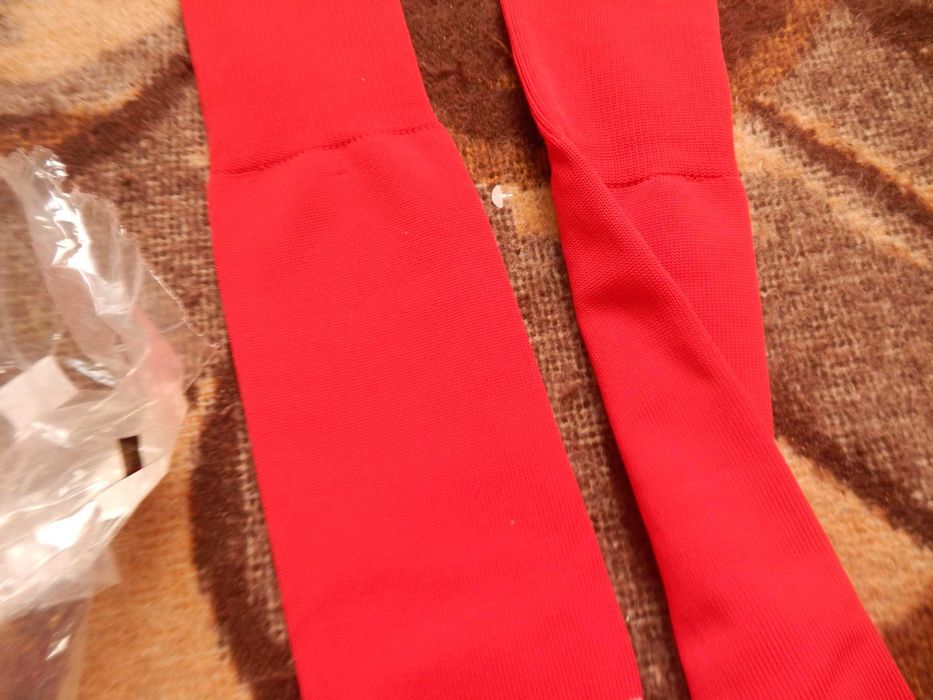 Wyprzedaż->getry piłkarskie jako czerwone ściągacze na dole