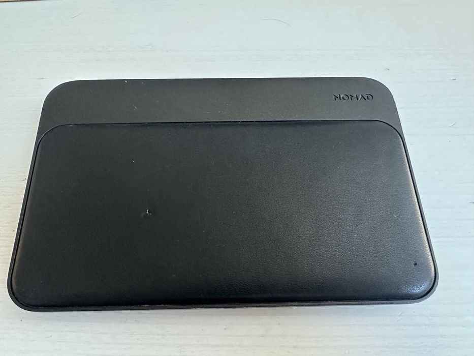 Ładowarka bezprzewodowa do Iphone i Airpods - Nomad Base Station Hub