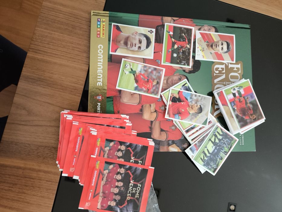 Caderneta nova Fome de Vencer completa com os cromos por colar.