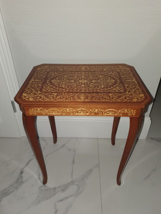 Piekna stara w bardzo dobrym stanie toaletka z pozytywka intesje!