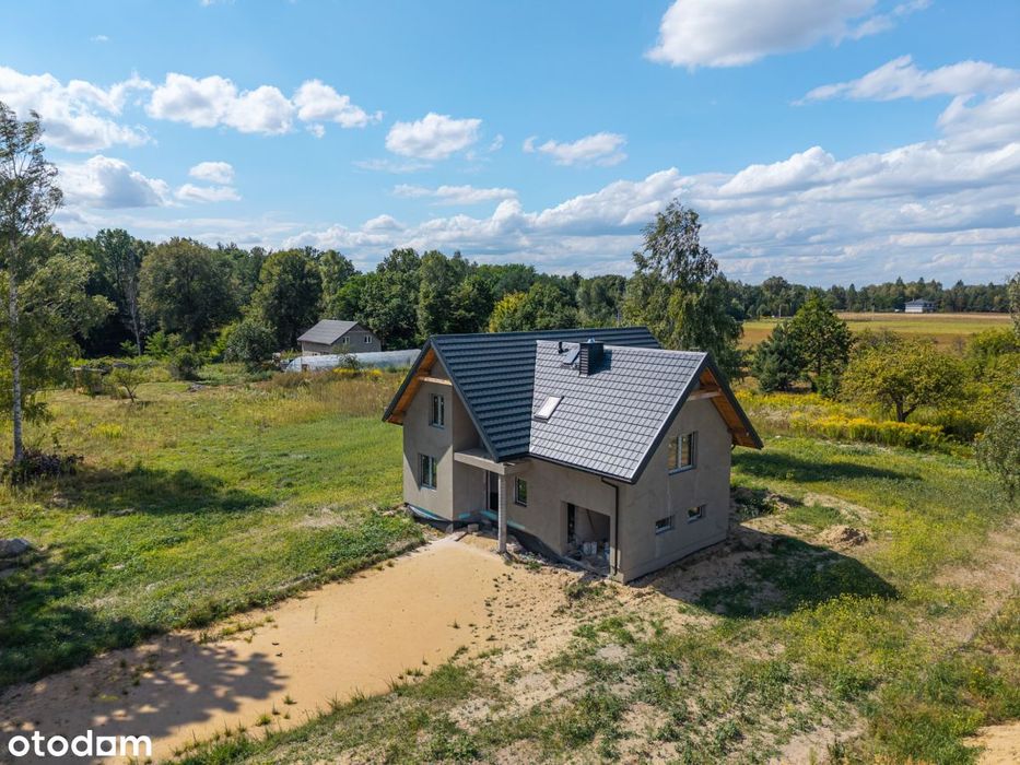 Funkcjonalny dom w stanie surowym blisko natury