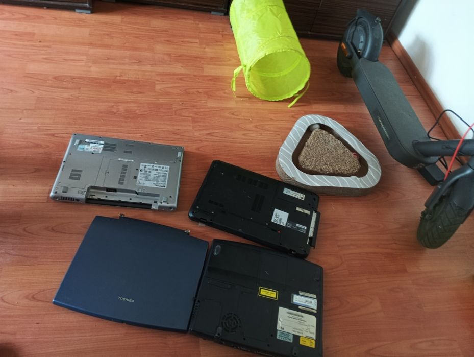 Sprzedam 3 laptopy stan uszkodzony