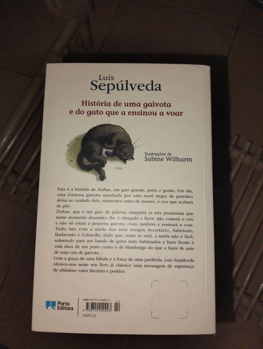 Livro "História de uma gaivota e do gato que a ensinou a voar"