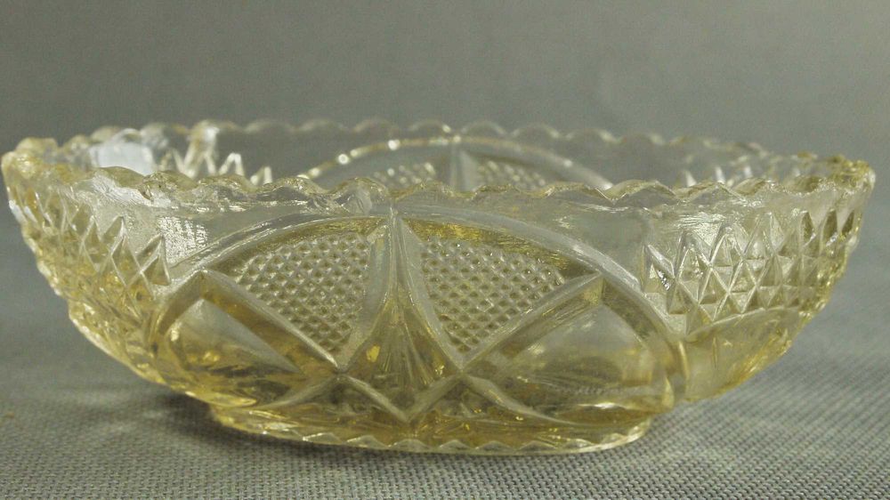 Прозоре скло старий посуд Вживане