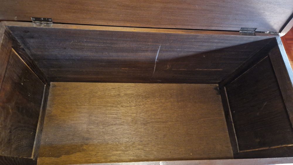 Arca de madeira castanha