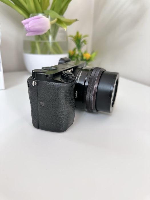 Sony a6000 com lente 16-50mm e bolsa