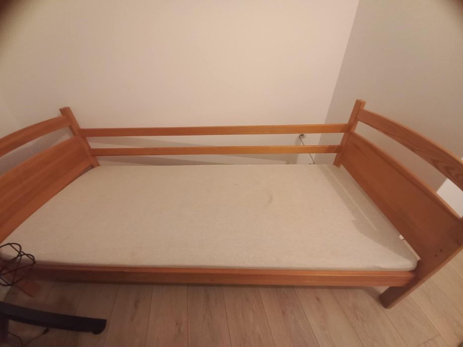 Łóżko drewniane. Materace.