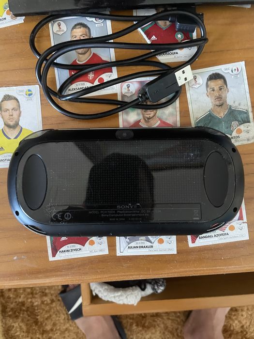 PsVita Desbloqueada , Com carregador e jogo Fifa 14