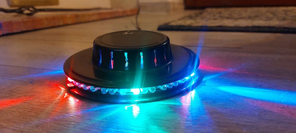 projektor dyskotekowy LED RGB, znany również jako lampa UFO, który two