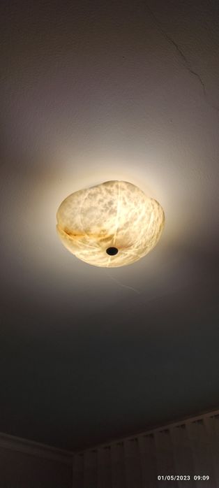 Candeeiro de tecto em pedra de alabastro.