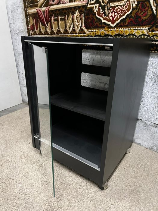 Móvel em madeira com rodas e prateleira, para bar ou aparelhagem.
Medi