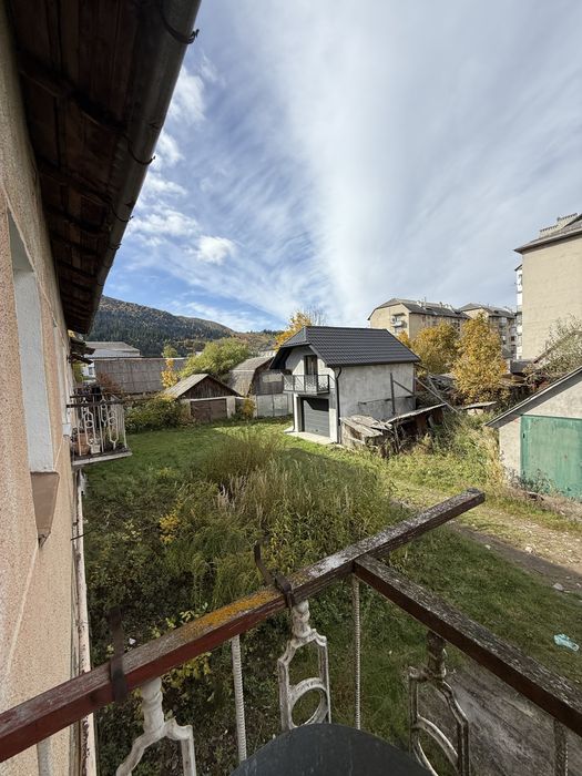 Продаєтья квартира  з діючим камином в центрі смт. Міжгірʼі