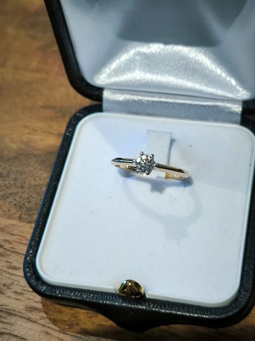 Pierścionek z diamentem brylantem 0.3 CT E VS1 certyfikat