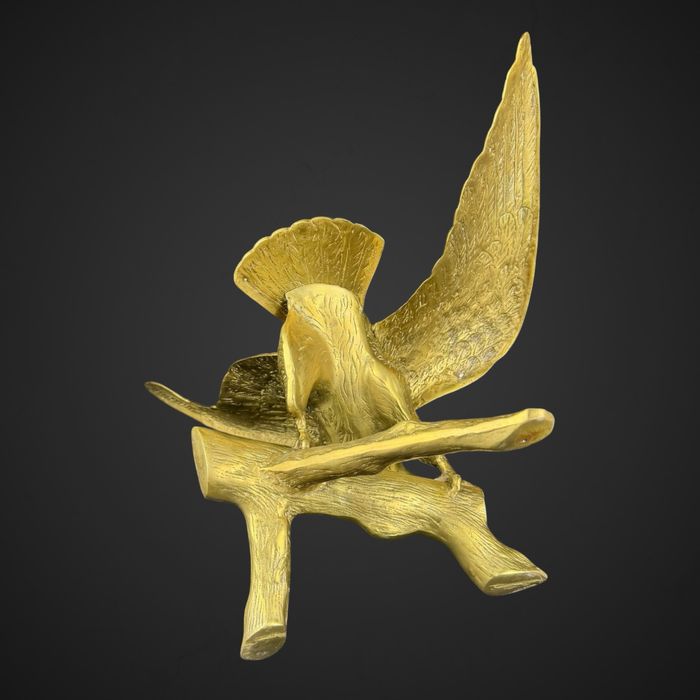 Figuralna rzeźba z mosiądzu ptak na gałęzi orzeł sokół B51/100201