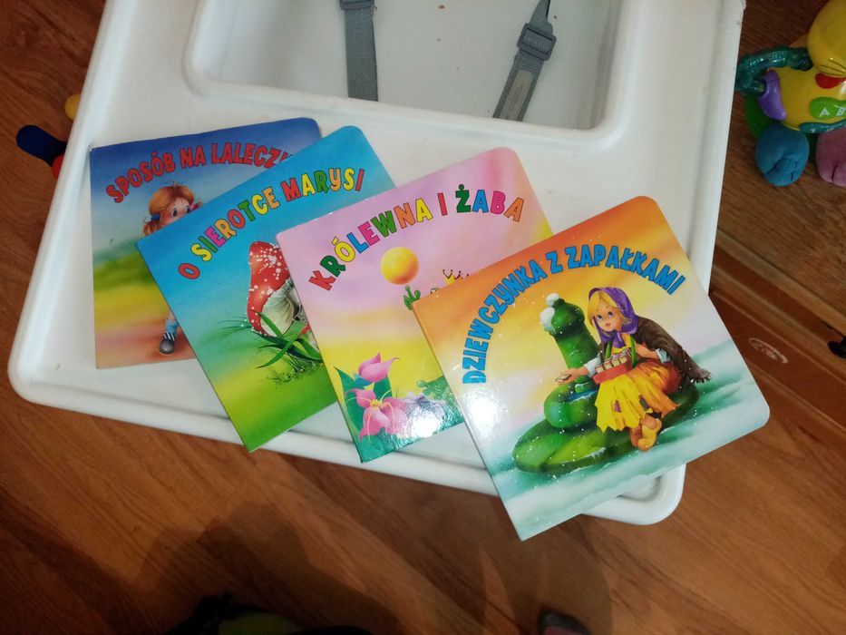 Krzesełko do karmienia i zabawki