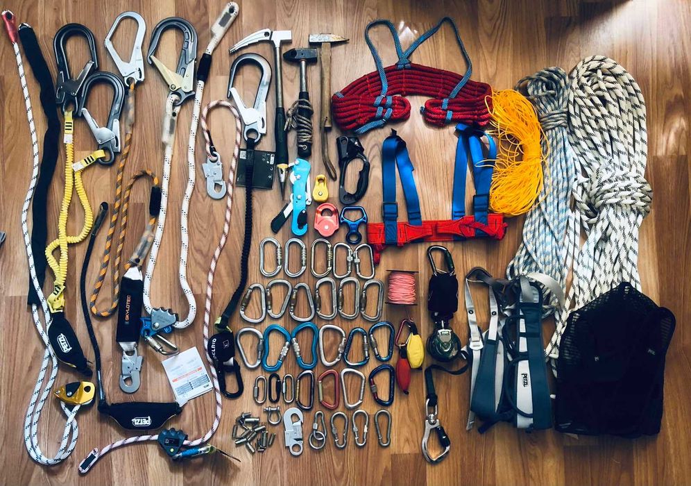 Альпинистское, скалолазное снаряжение карабины