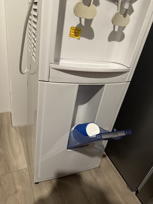 Кулер для води HotFrost (гаряча/холодна вода)