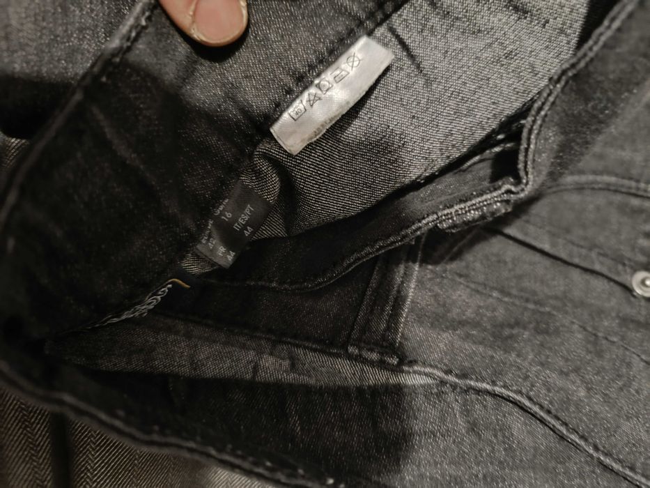 Conjunto de Bolsas, Calças e Camisas de Mulher