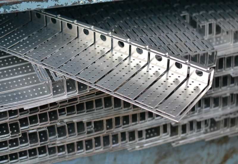 Лазерна різка і гнуття металу порезать металл порізати метал погнути