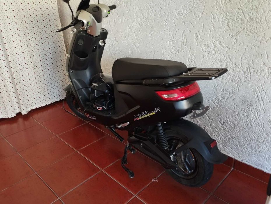 Moto eletrica usada em bom estado
