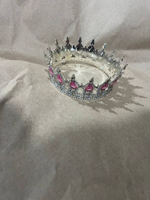 Корона с розовыми камнями