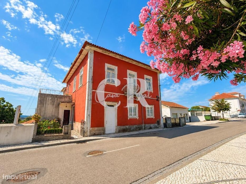 Moradia senhorial com duas habitações independentes, terraço e garagem