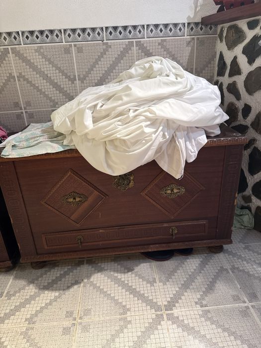 Duas baús em otimo estado