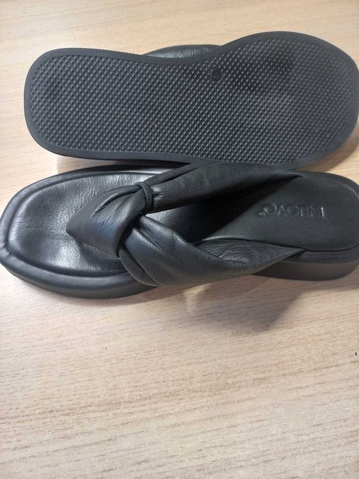 Шльопанці жіночі з натуральної шкіри чорного коліру