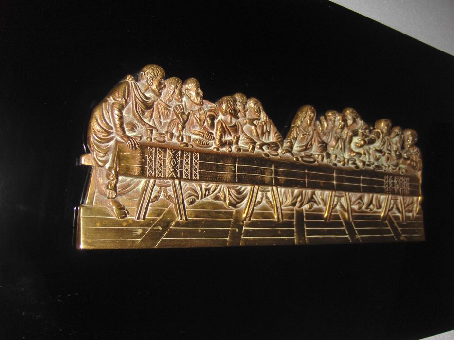 Última ceia de Cristo em cobre fixada em vidro preto