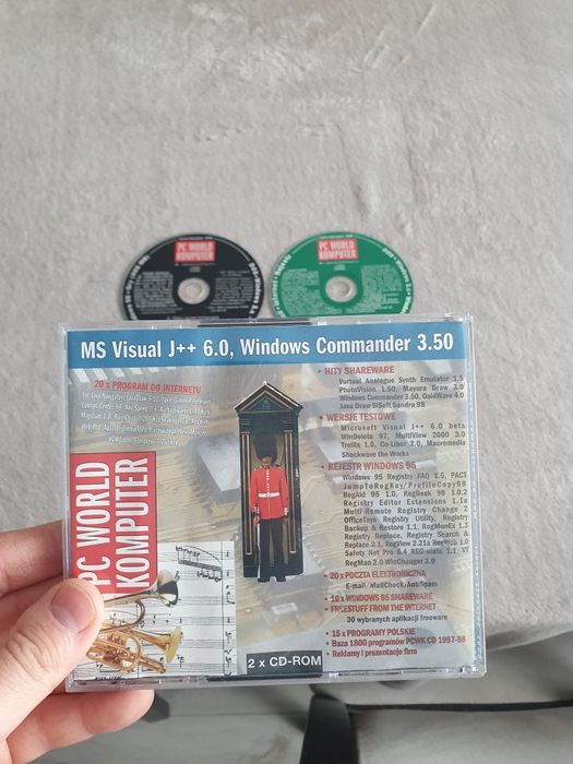 Lotus SmartSuite 3.0 oraz grę symulacyjną Battlecruiser 3000AD. PC Word Komputer 1998rok