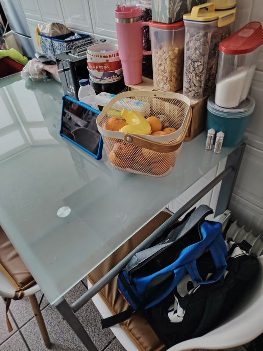 Mesa de cozinha em bom estado