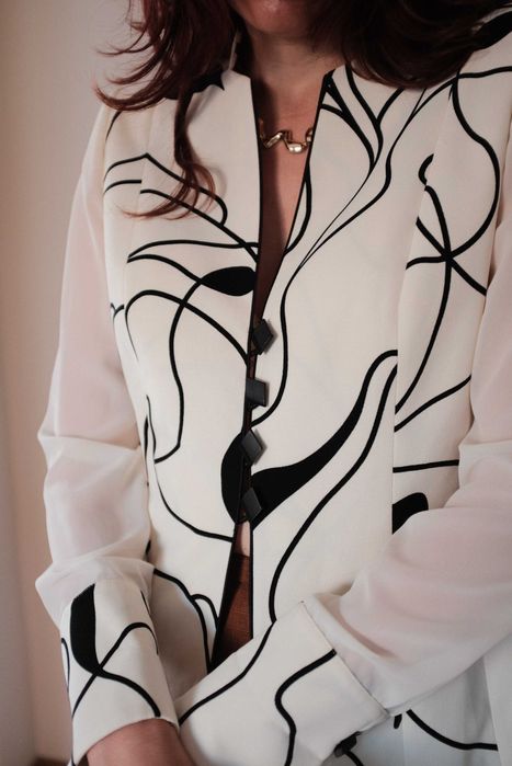 Monochrome Graphic Vintage Blouse – 1980s Style64586352609667124