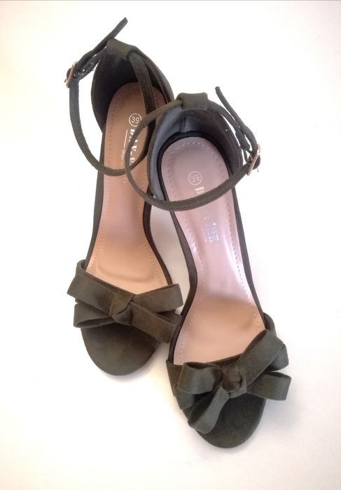 Buty na obcasie/sandałki na obcasie