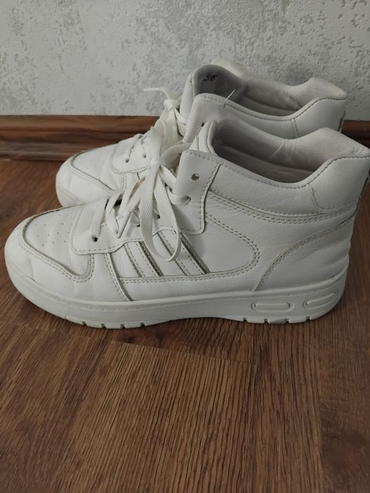 Високі  кросівки