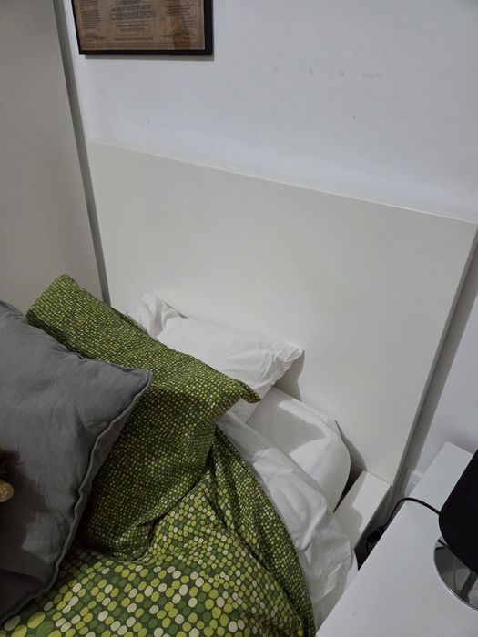 Cama (90)  e mesa cabeceira MALM