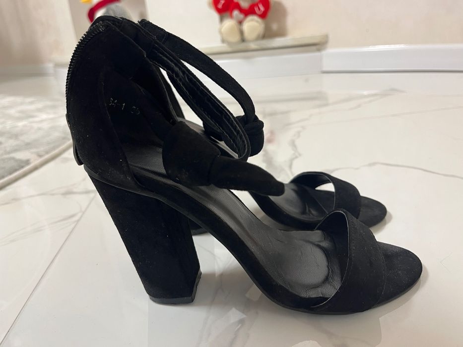 Босоніжки натуральний замш на каблуку