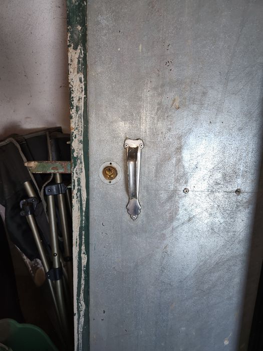 Porta galvanizada numa aldeia do Alandroal, freguesia de Terena.