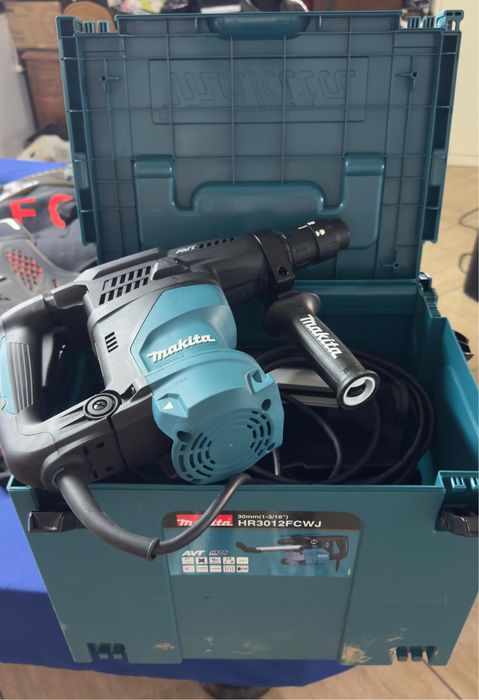 Makita Martelo Combinado HR3012FCJ(NOVO)+ aspirador