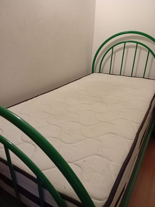 Cama, máquina café, aspirador, mesa