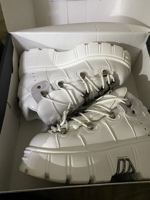 нью роки белые.