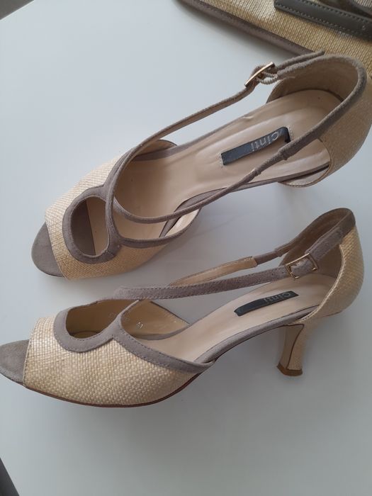 Комплект-туфли,клатч с ремешком. Почти нові, надавались 2 раза.