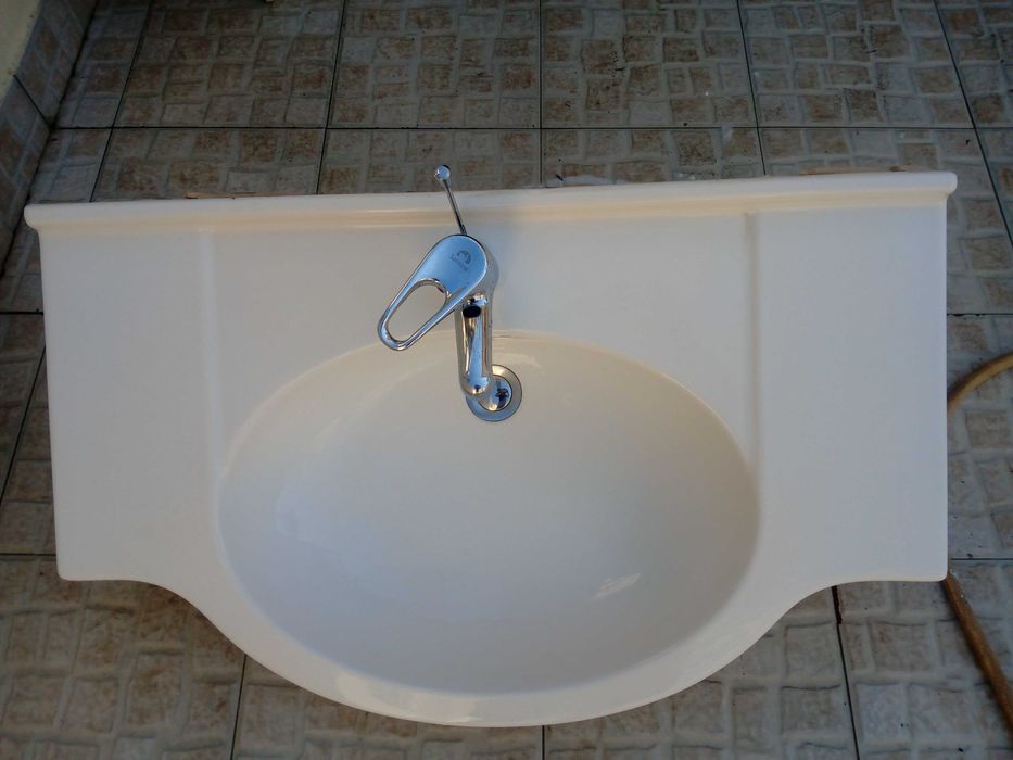 Lavatório de casa de banho e torneira..