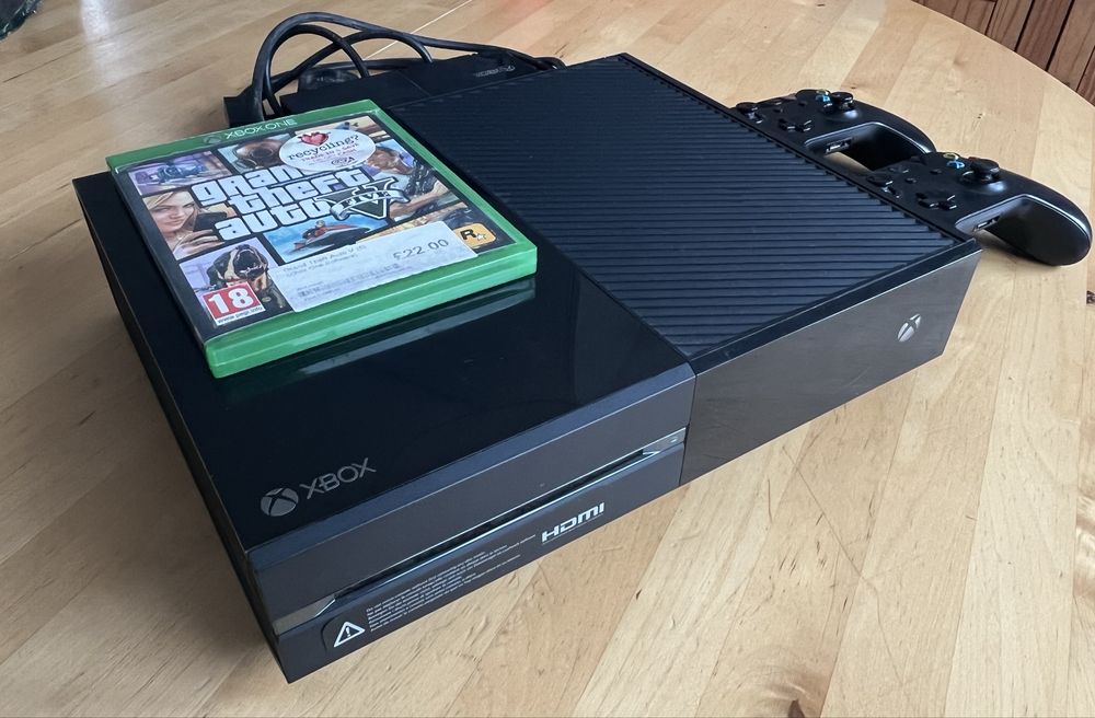 Xbox One com jogos e dois comandos