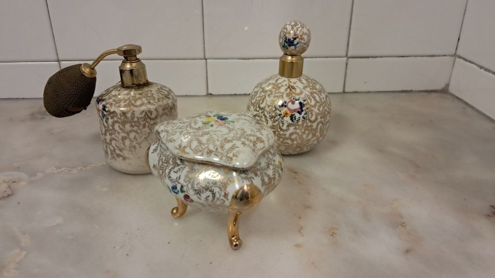 Conjunto porcelana frasco, garrafa, frasco perfume e taça