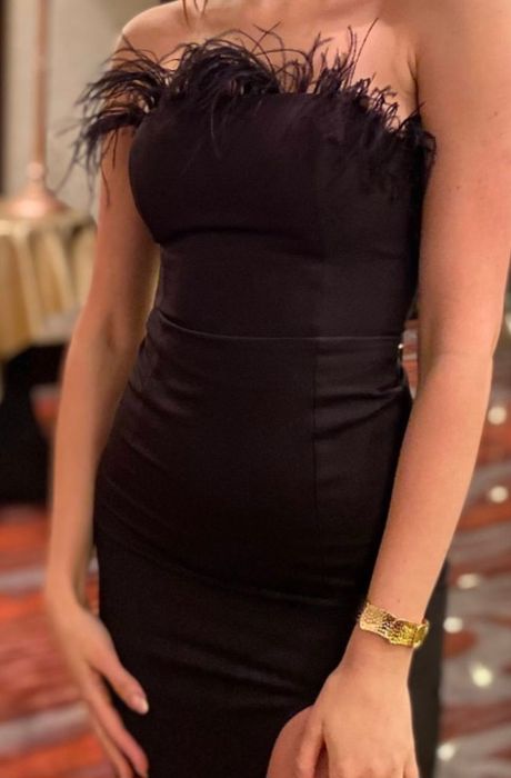 Елегантна чорна вечірня сукня з розрізом