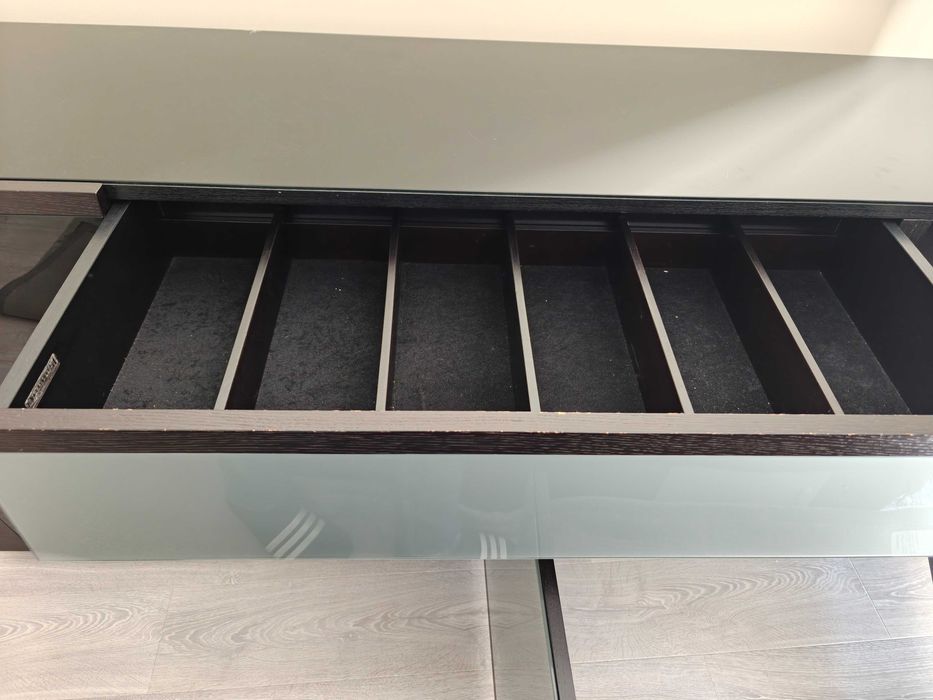 Conjunto de jantar (mesa, aparador e tapete)