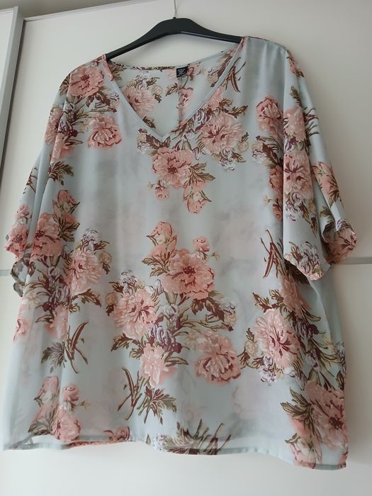 Blusa azul acinzentada com flores