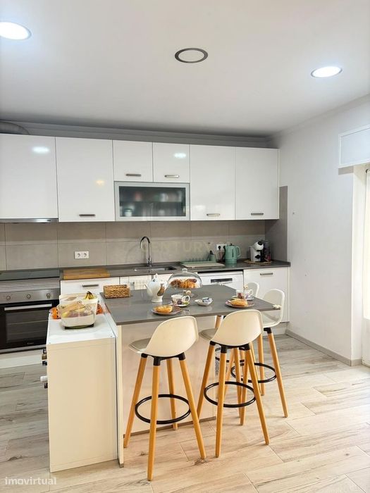 Apartamento T4 renovado | 175 m² | 3 varandas | Bairro do Liceu, Setúb